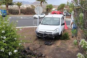 Una furgoneta se salta el bordillo e invade la glorieta de El Roque (Telde)/TA.